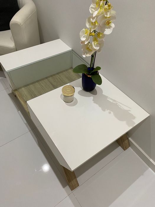 Mesa de sala branca com arrumacao