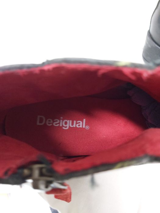 Botins em pele marca desigual