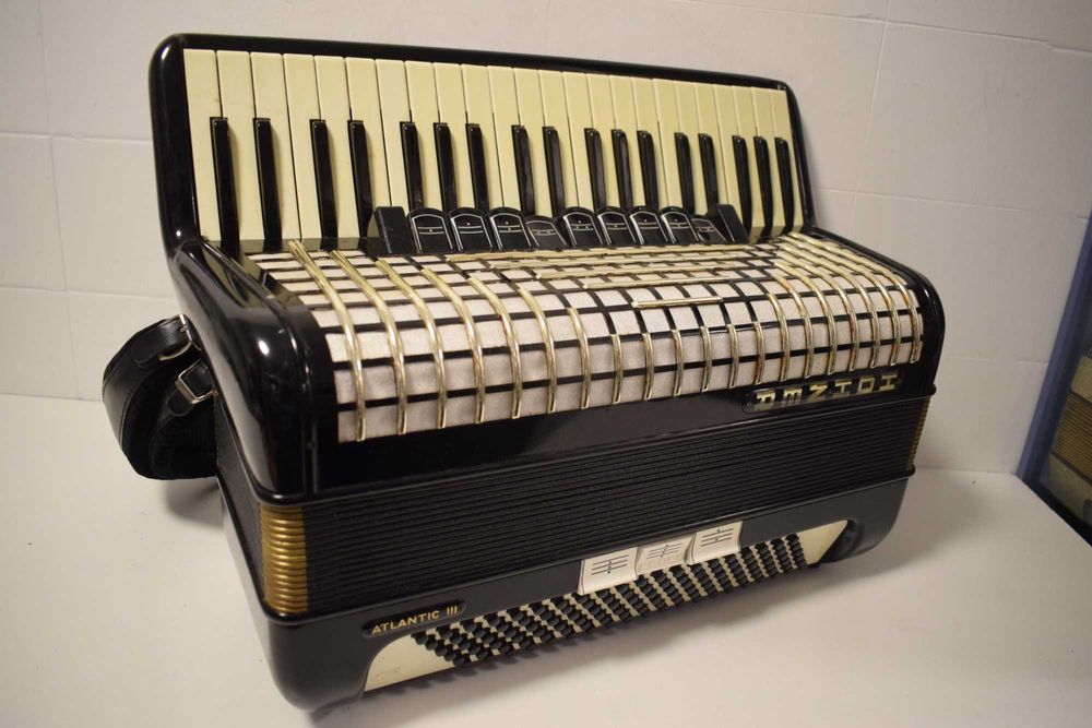 Acordeao Hohner Atlantik III  3 Voz 120 Baixos,  N 158