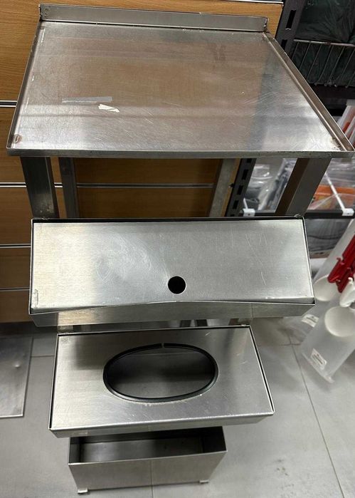 Móvel de apoio em inox, para colocação de sacos e luvas descartáveis.