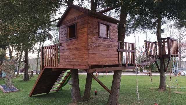 CASINHA NA ARVORE COM PARQUE INFANTIL E TIROLESA