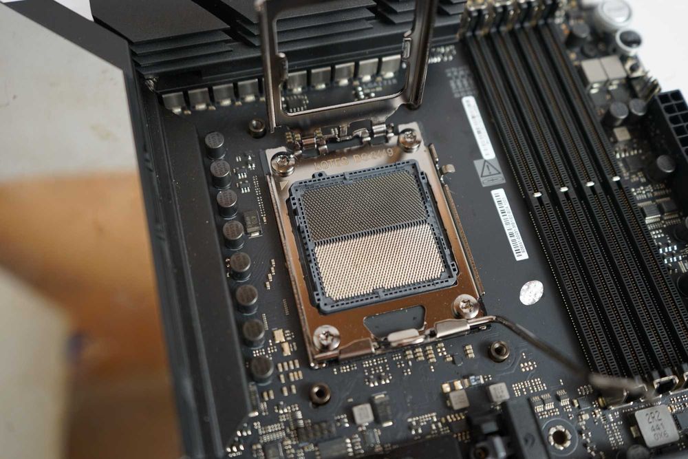 Материнська плата ASUS ROG X870E Crosshair Hero