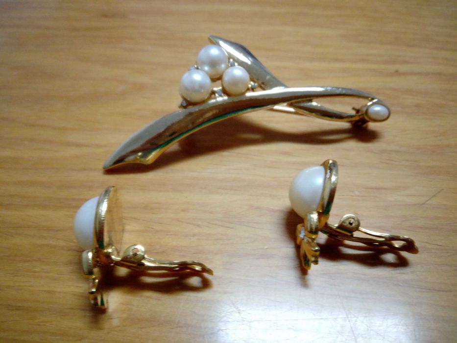 Conjunto Novo: Brincos e Alfinete de adorno banhados a ouro e pérolas
