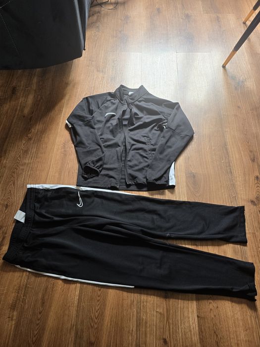 Dres dla chłopca Nike r.146