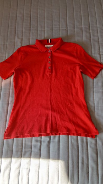 Czerwona koszulka polo marki Tommy Hilfiger w stanie nowym