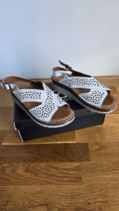 Sandały damskie na koturnie - PIAZZA, białe