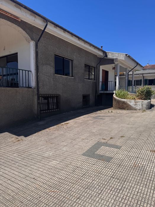 Alugar quarto em pequena quinta com área de lazer
