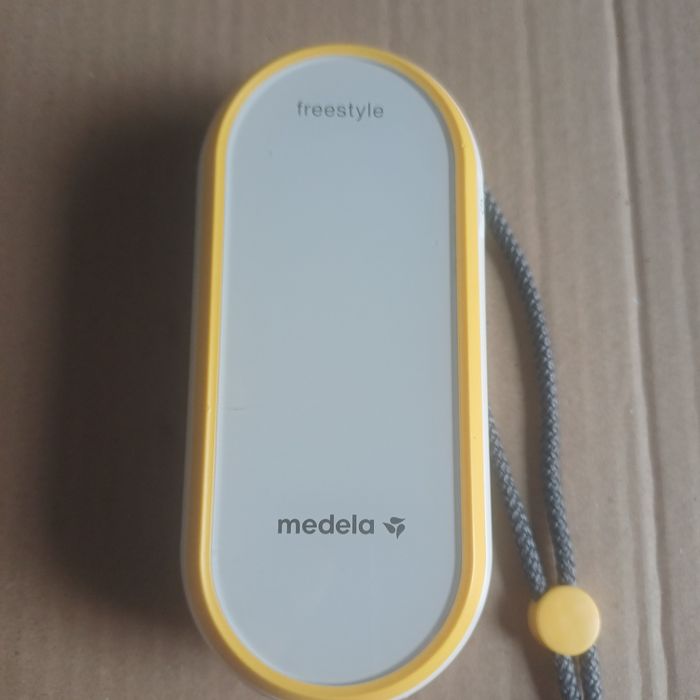 Електронний двофазний молоковідсмоктувач Medela Freestyle Hands-free