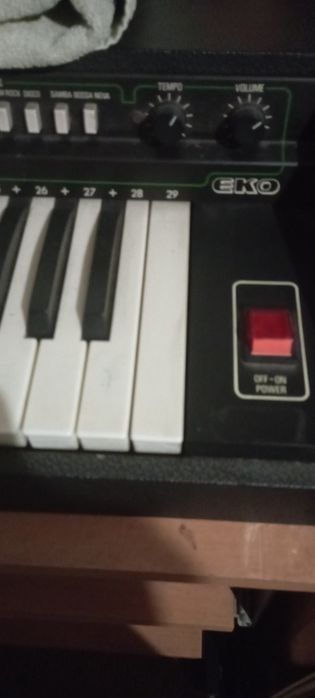 Vendo Órgão de música eléctrico.