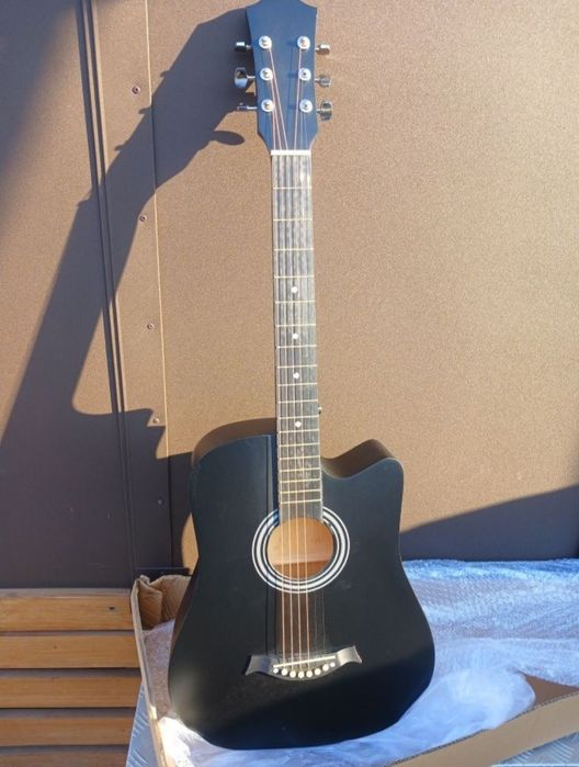 Шестиструнная акустическая  гитара новая в упаковке 6 струн