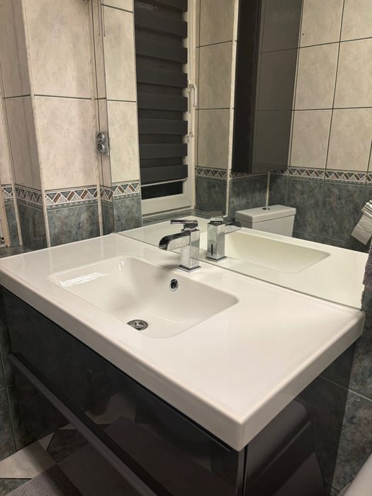 Zestaw Ikea Szafka łazienkowa z wbudowaną umywalką i szafka na kosmetyki