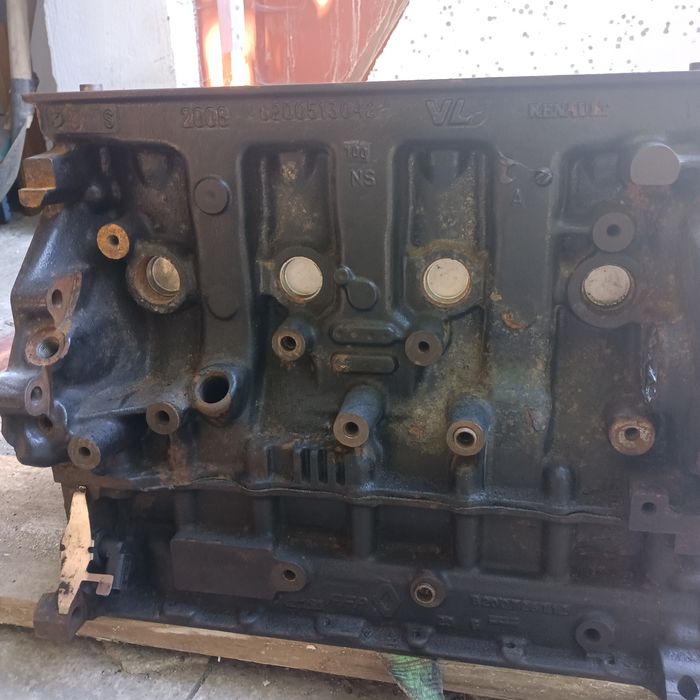 Sprzedam słupek silnika renault master II 2.5 DCI 120 KM