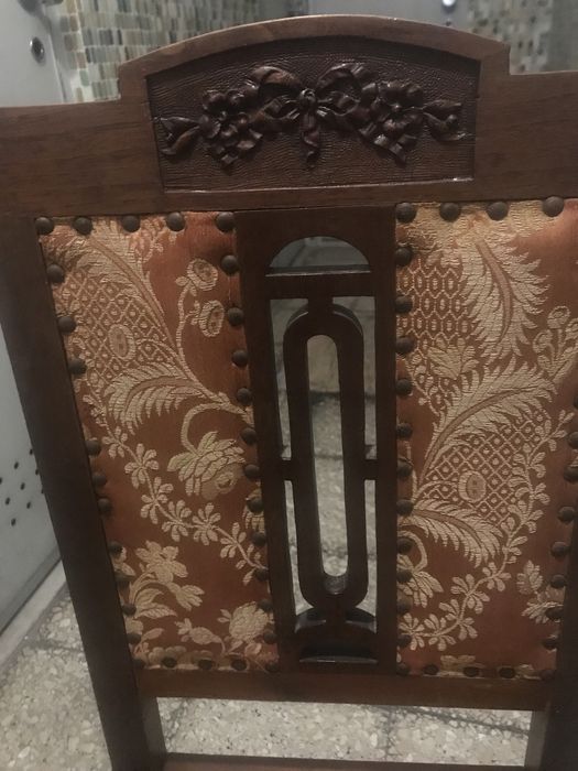 Cadeira muito antiga, mas em muito bom estado.