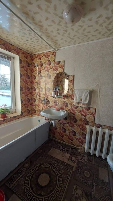 Продам 1/2 частину будинку з гаражем