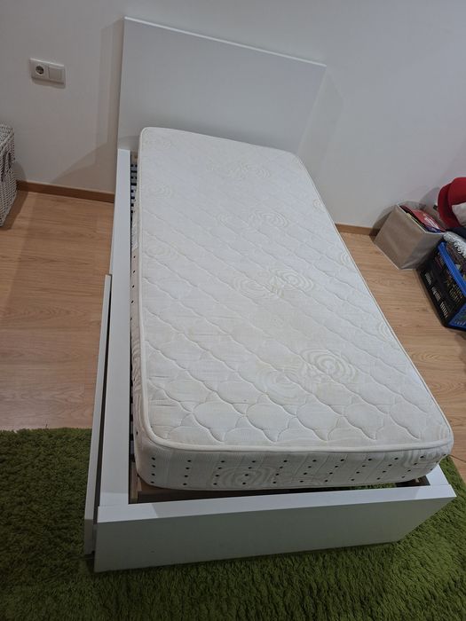 Cama de solteiro com arrumaçáo