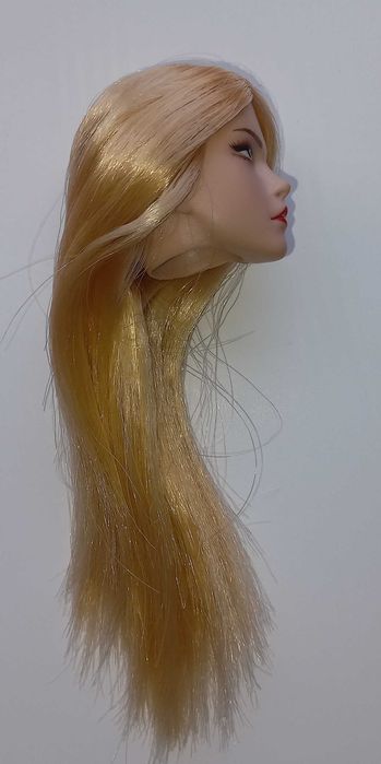 Głowa lalki z blond włosami