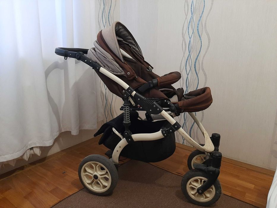 Коляска дитяча, столик для годування. Придане дитяче до року.