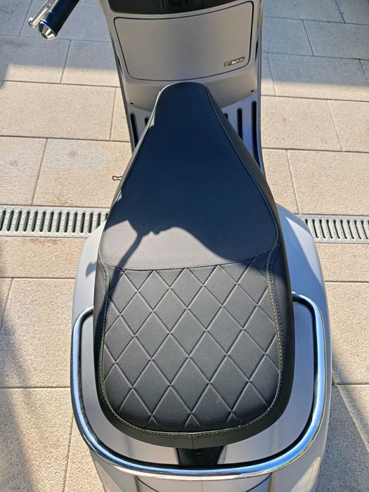 Moto Vespa 125 Gts super oferta de 2 capacetes