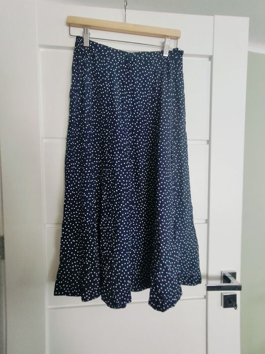 Granatowa spódnica midi w grochy