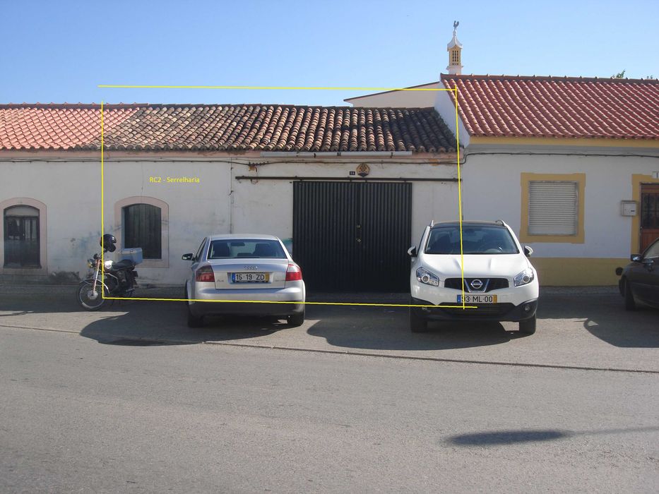 Moradia T5 Térrea c/ Jardim + 2 Lojas no Centro de Algoz