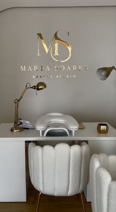 Alugo mesa manicure