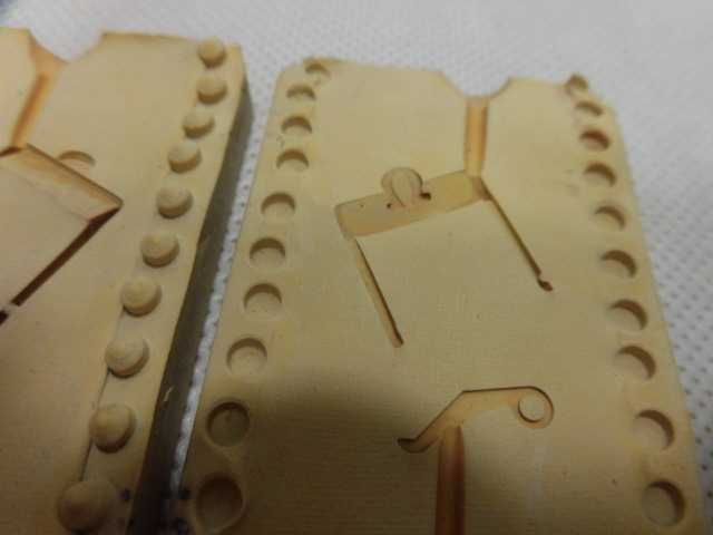 Omega - foremka do odlewania złotych klamerek do pasków.