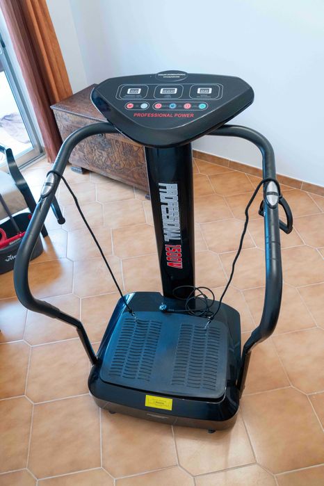 Maquina de exercícios de tapete vibratório.432276417670686720