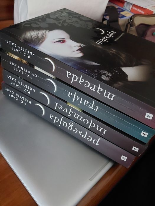 Livros saga "Casa da Noite"