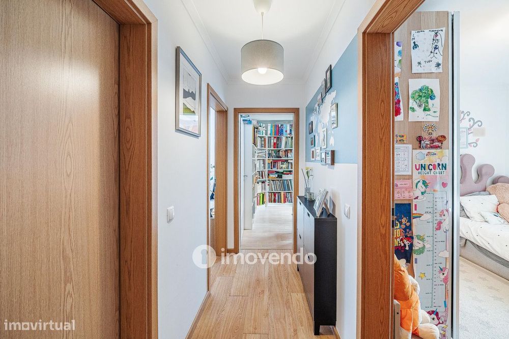 Apartamento T3, com estacionamento e terraço, em Loures