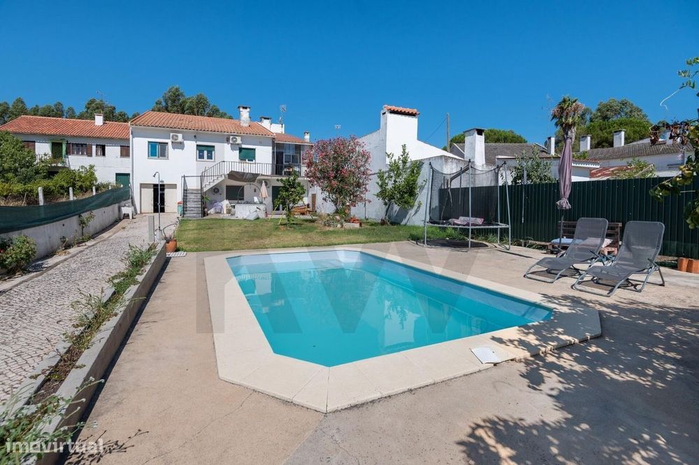 Moradia T3 + 2 com Piscina, Jardim e Terreno de 2.210 m2