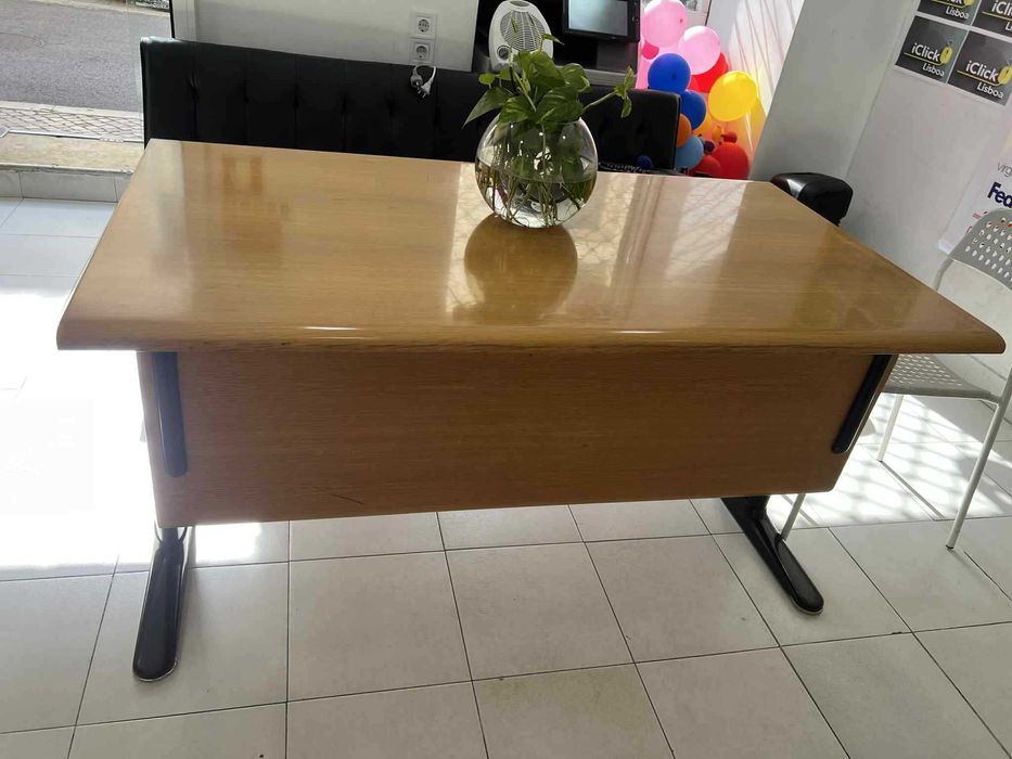 Móveis à venda 

sofa, office chair and table