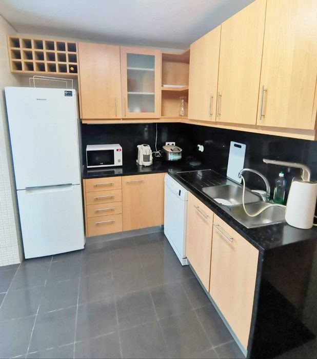 Um fantástico quarto na 147 m² duplex localizado na Parques das Nações