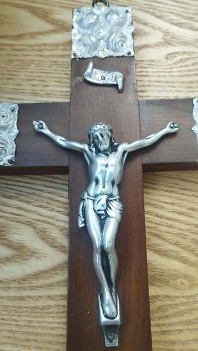 Cruz de madeira muito antiga, dá para pendurar na parede. Aproximadame