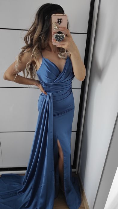 Koktajlowa suknia na ramiączkach