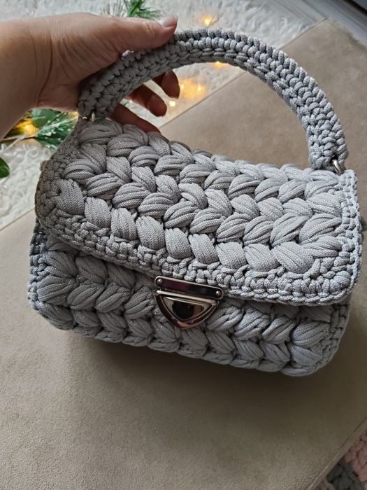 Torebka szara srebrna warkocz handmade puffka do ręki pasek ze sznurka