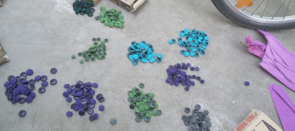 Гудзики на одяг нові