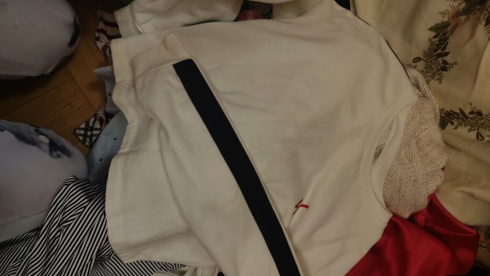 Одяг різний сорочки,блузи і т.д.