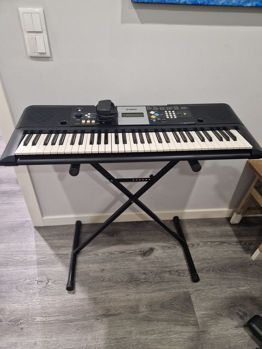 Piano Yamaha PSR E223 com suporte