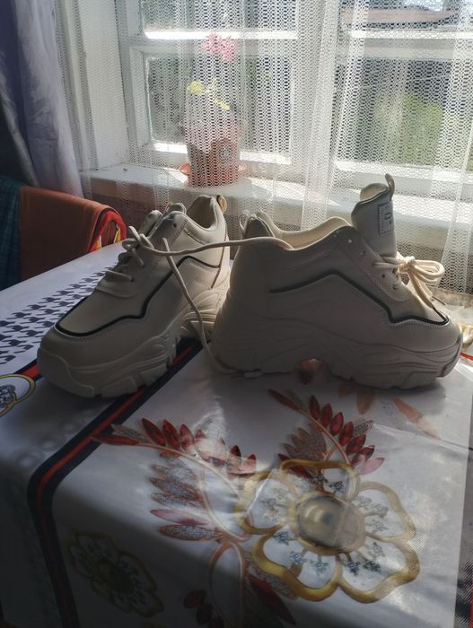 Кросівки нові для дівчини