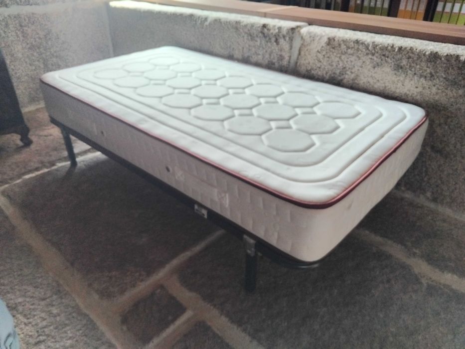 Cama individual de estrado metálico