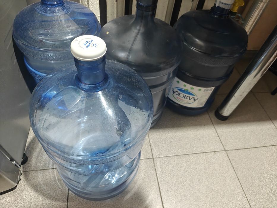 Бутыля для води 19/20л та підставка для них