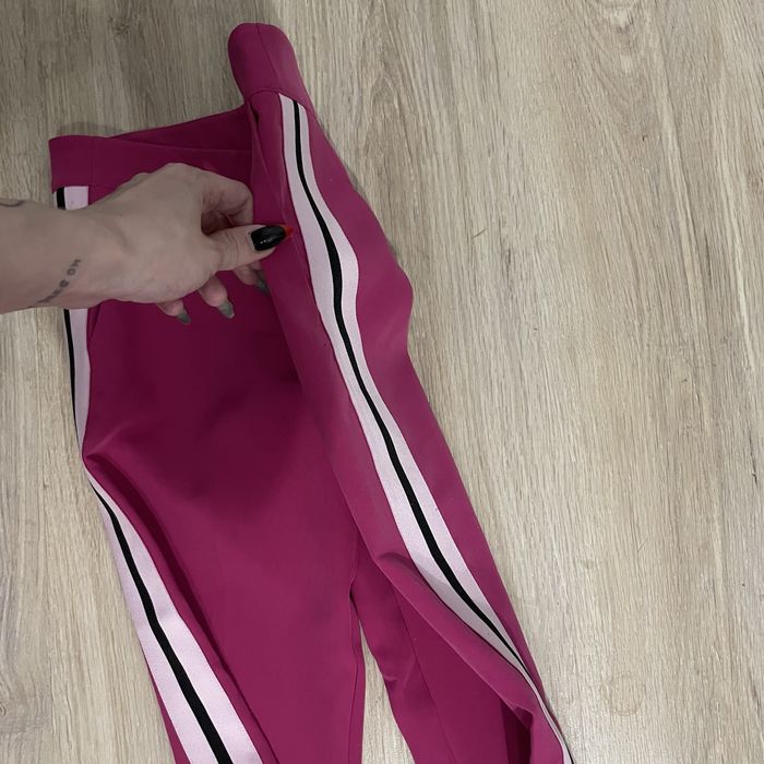 Стильний жіночий костюм яскравого кольору фуксія.