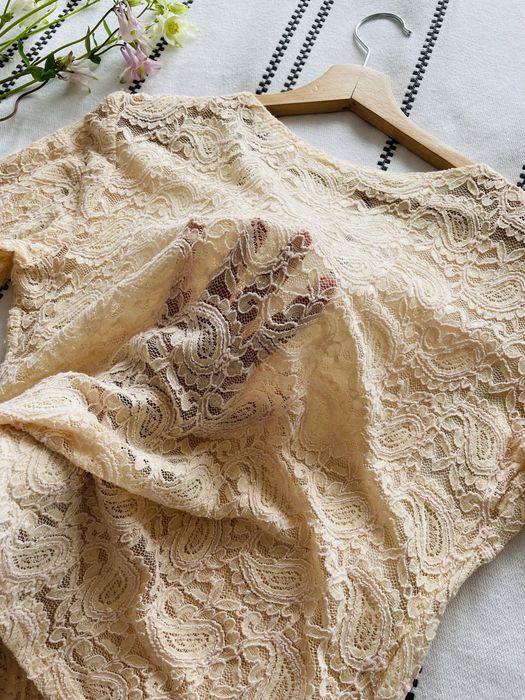 Koronkowa bluzka z kopertowym dekoltem rozmiar L szeroki rękaw