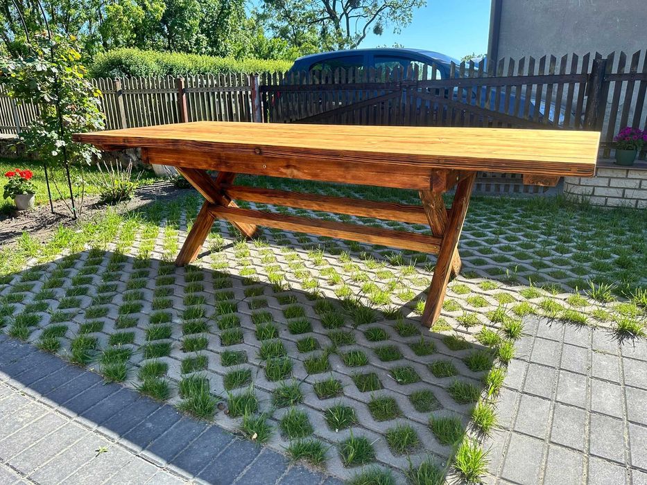 Drewniany stół ogrodowy