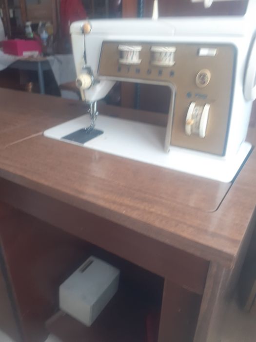 Uma bela máquina de costura singenr