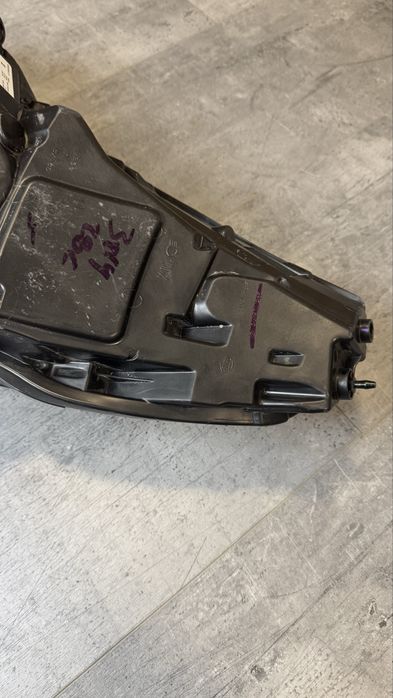 Фара Tesla Model 3 права оригінал Hella, з розбитим склом матрична