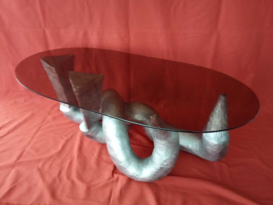 Mesa de centro em fibra prateada com tampo de vidro