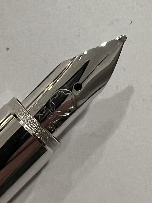 Vendo caneta de tinta permanente Montblanc StarWalker Rubber & Platinum. 14K – Excelente Estado ( nova, nunca utilizada)