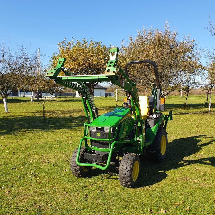 traktor John Deere 2025R z 2022r