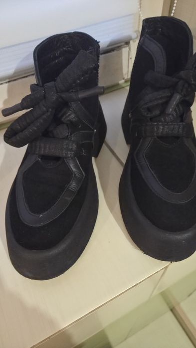 Круті, замшеві черевики